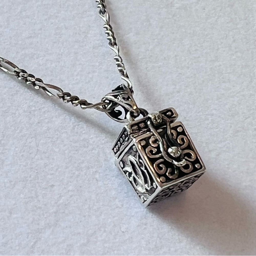 Mysterious Vintage .925 Sterling Prayer Box w/ Hinged Lid and 2mm Figaro Chain - Picture 3 of 16